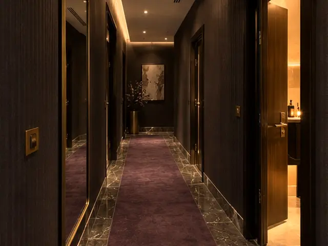 Mor halılı, loş salon koridoru — Bomonti, Masaj Salonun